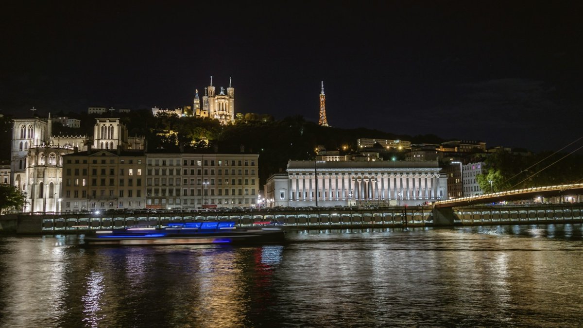 Les quais de Saône, à Lyon, à la tombée de la nuit