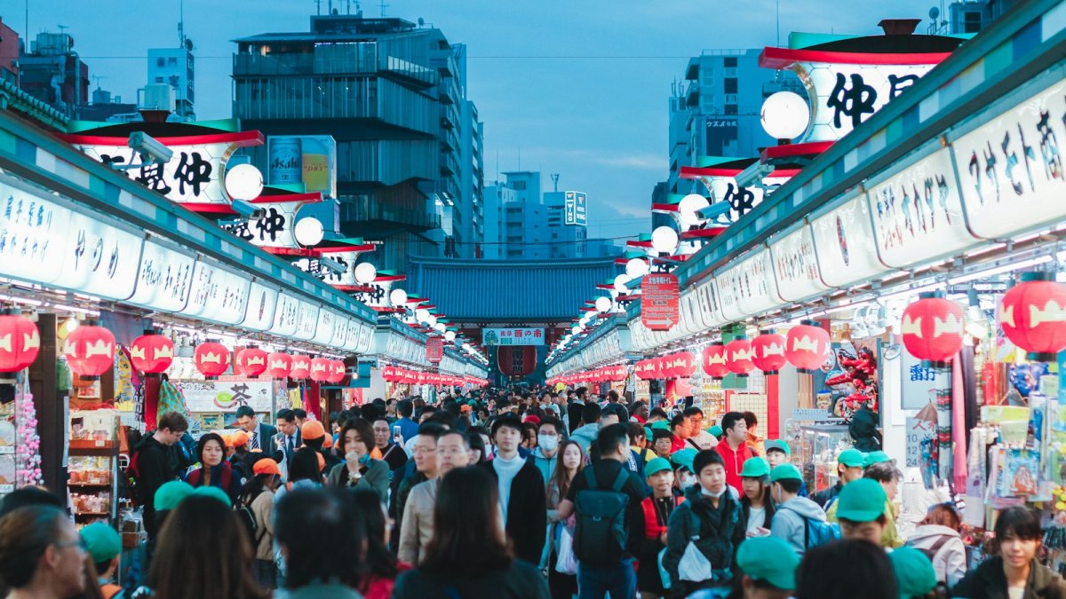 La rue commerçante de Nakamise mène au temple Senso-ji, à Asakusa