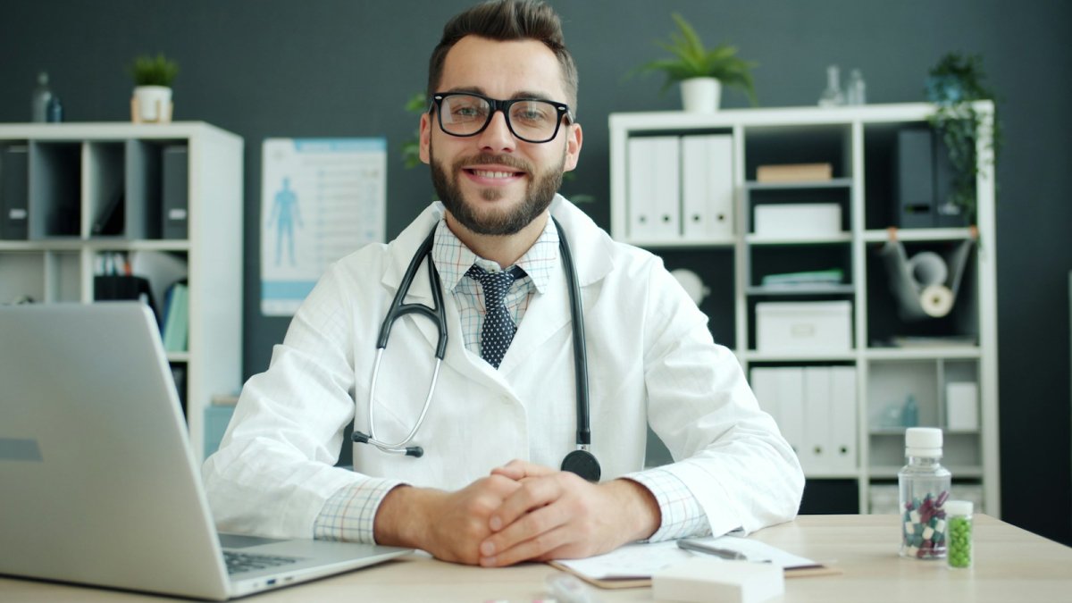 Dans les maisons et centres de santé, les docteurs juniors reçoivent leurs propres patients quatre jours par semaine.