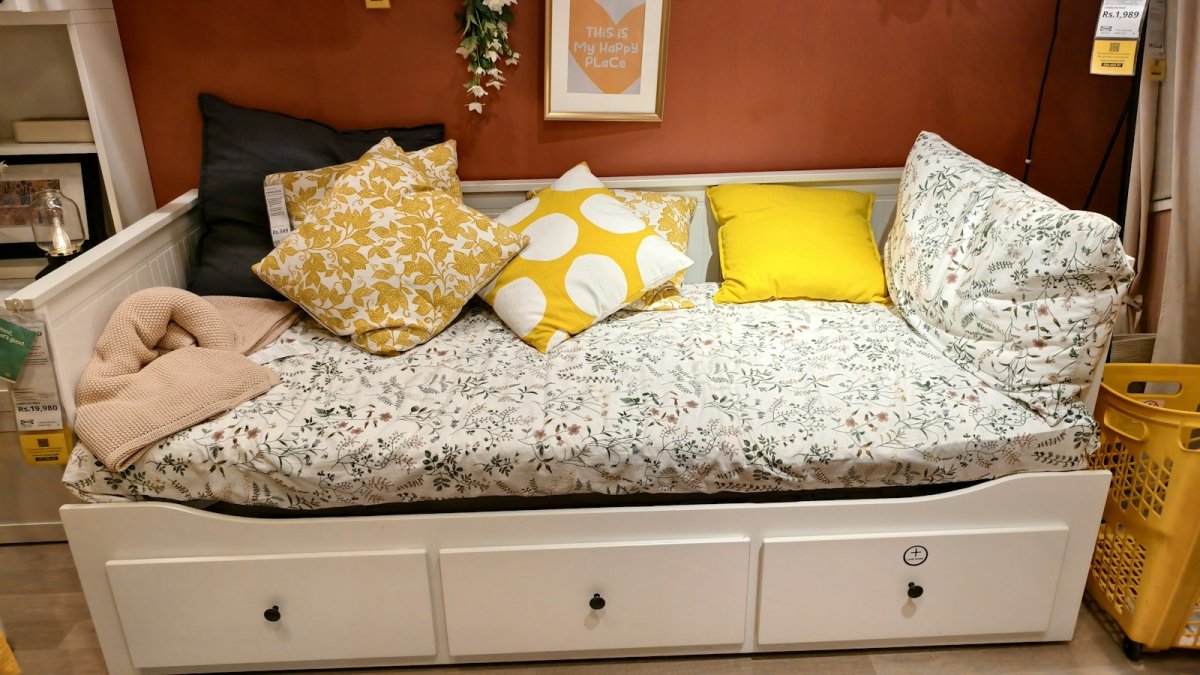 Sous le lit, un coffre ou des tiroirs offrent un volume de rangement précieux dans un petit logement.