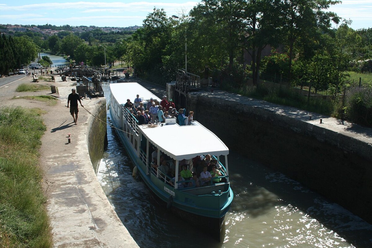 Passage d'un bateau aux écluses de Fonseranes, à Béziers (photo Fagairolles 34, CC BY-SA 4.0, Wikimedia Commons)