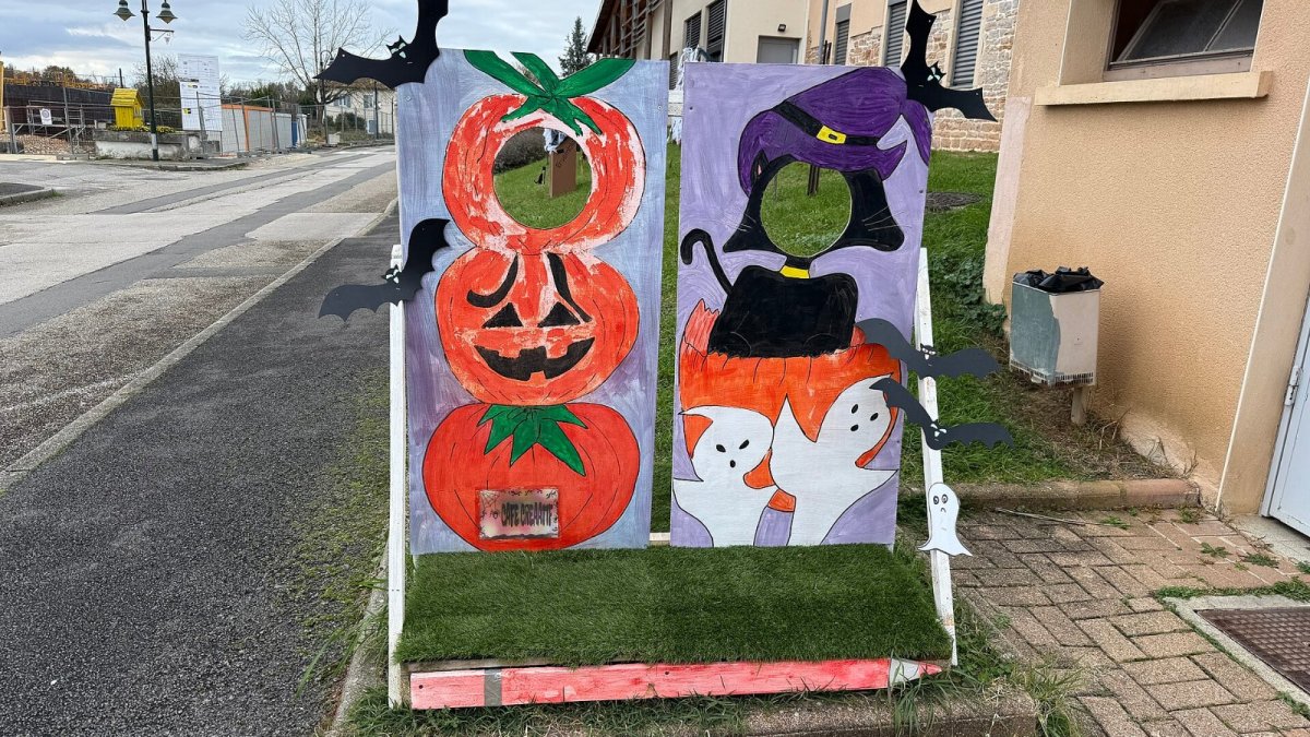 Décorations d'Halloween à Saint-Cyr-sur-Menthon (Ain). Photo : Chabe01 / Wikimedia Commons (CC BY-SA 4.0)