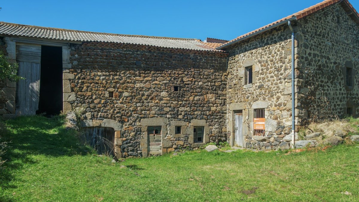 Dans le bâti ancien de Saintonge, une rénovation complète gagne à être coordonnée par un maître d'œuvre.