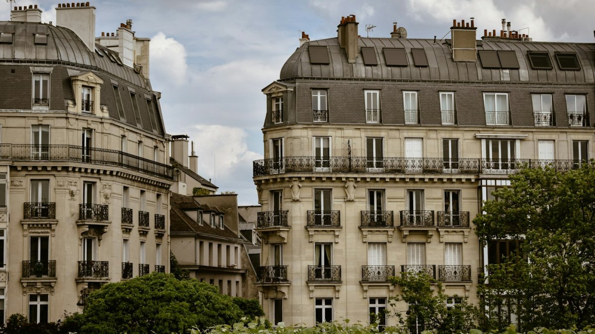 Immeubles haussmanniens et verdure, le décor typique des rues qui bordent le parc.