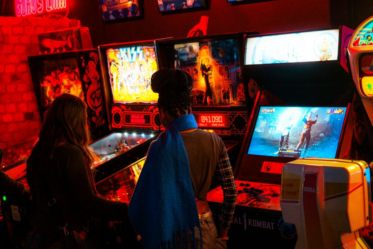 Bornes d'arcade et consoles en libre accès font le succès des bars gaming parisiens.