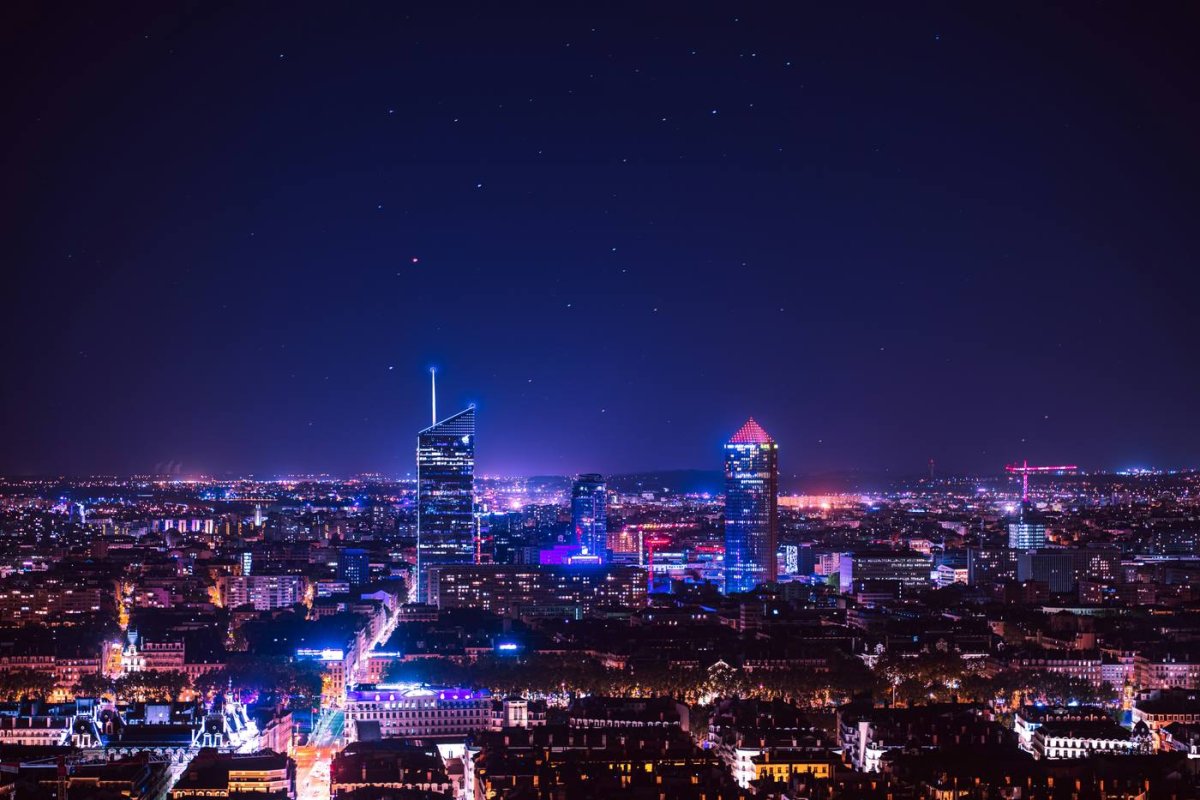 Lyon de nuit depuis Fourvière, avec les tours du quartier d'affaires de la Part-Dieu.