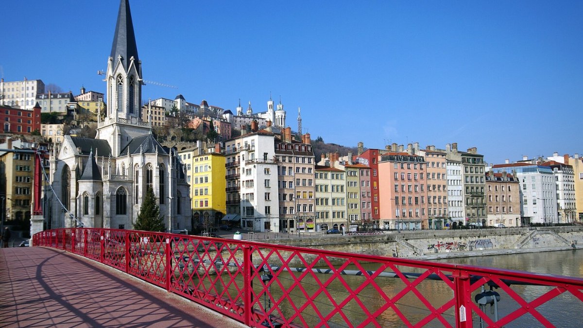 L’église Saint-Georges et les quais de Saône, dans le Vieux Lyon. Photo Phinou, CC BY-SA 3.0, via Wikimedia Commons