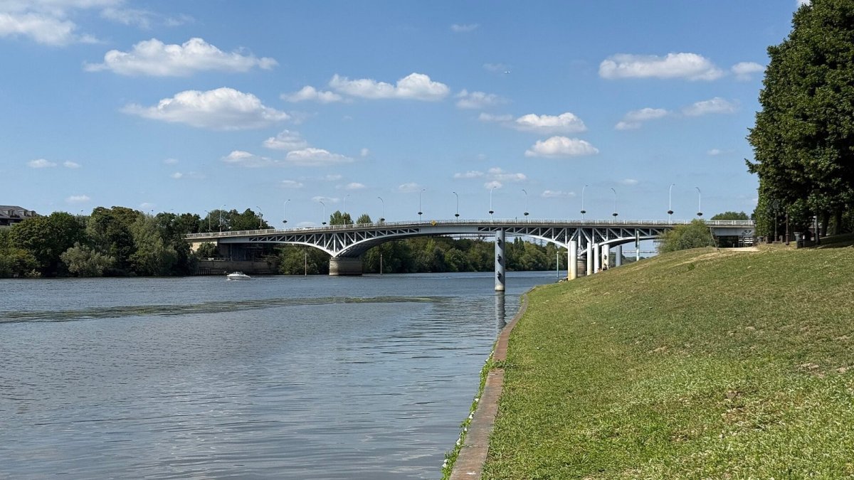 La Seine à Poissy, en direction du pont (photo Chabe01, CC BY-SA 4.0)