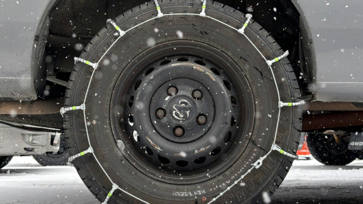 Sans pneus marqués 3PMSF, il faut garder des chaînes ou des chaussettes à neige dans le coffre jusqu'au 31 mars 2027 (photo Jim Moriarty, Unsplash)