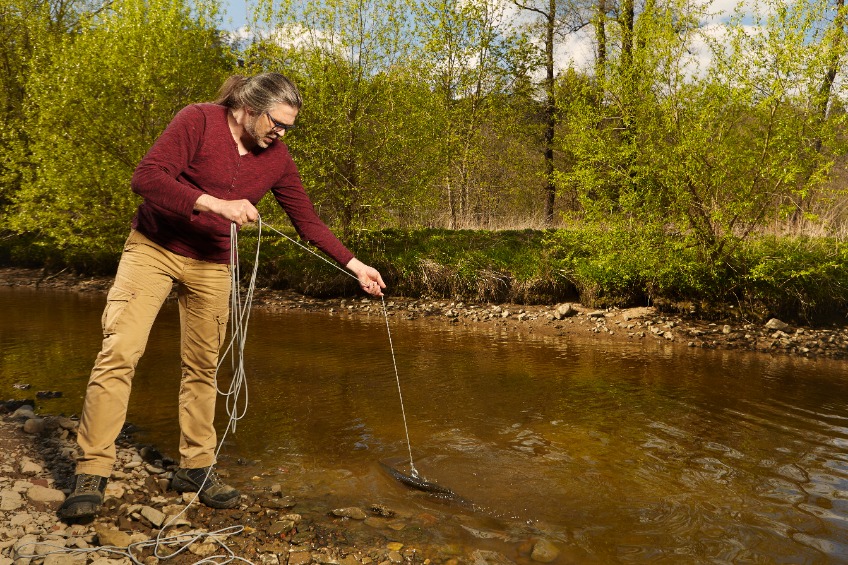 La pêche à l’aimant : la nouvelle tendance pour nettoyer les canaux et cours d’eau des villes