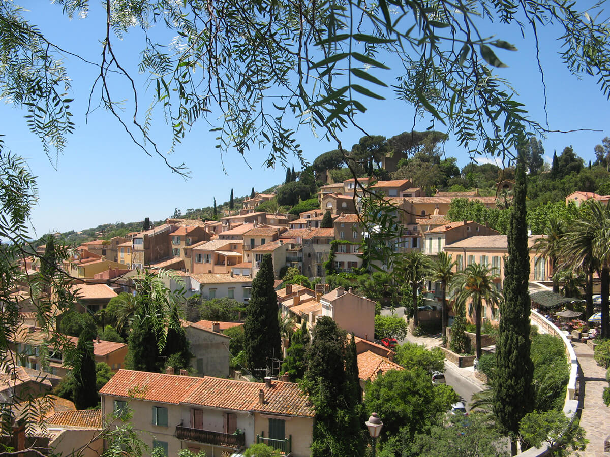 Illustration de l'article : Vacances en famille : quelles résidences choisir à Bormes-les-Mimosas avec enfants ?