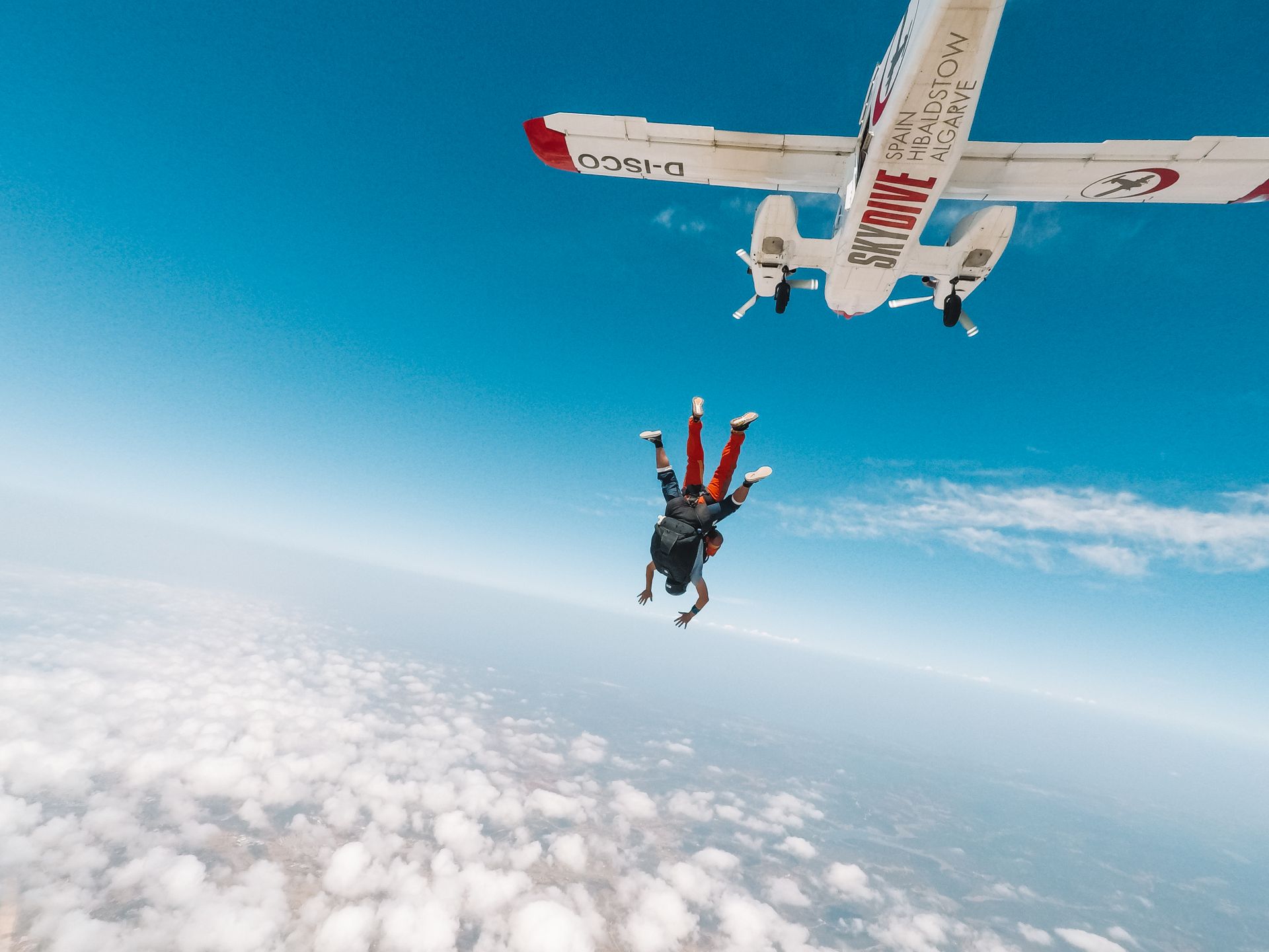 Illustration de l'article : Premier saut en parachute : préparer sa journée dans les Hautes-Alpes