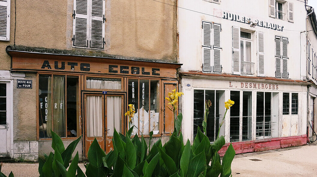 La mort des petits commerces dans les villages français : une fatalité ?