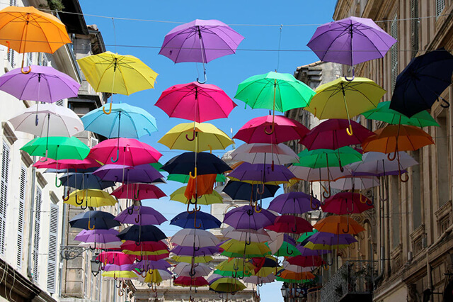 Parapluies colorés suspendus