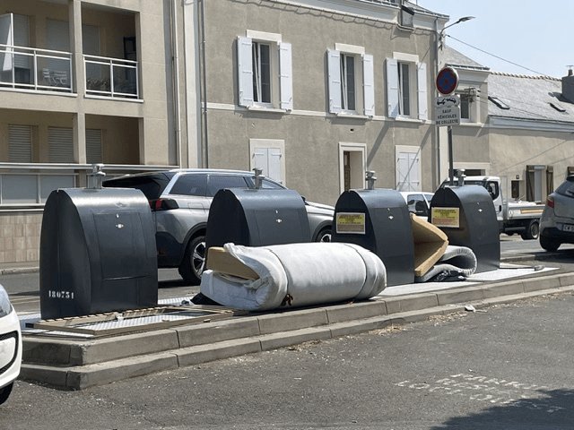 Dépôt sauvage, 80 Rue Larévellière, Angers