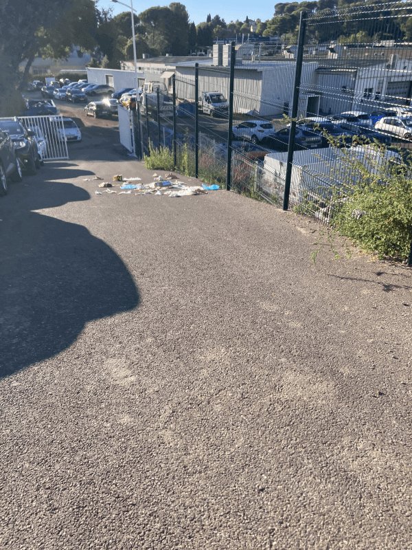 Dépôt sauvage, 17 Impasse de la Sarrazine, Antibes