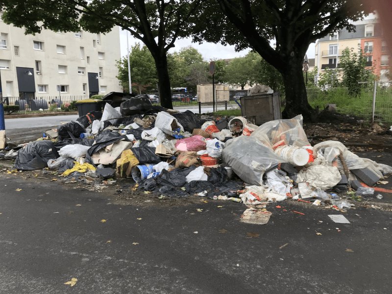 Dépôt sauvage, 130 Avenue Pasteur, Le Blanc-Mesnil