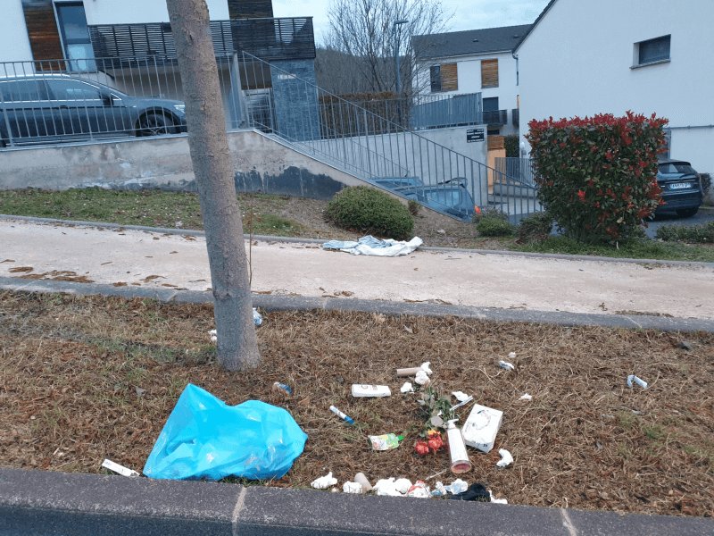 Dépôt sauvage, 2-8 Rue Victor Charreton, Clermont-Ferrand