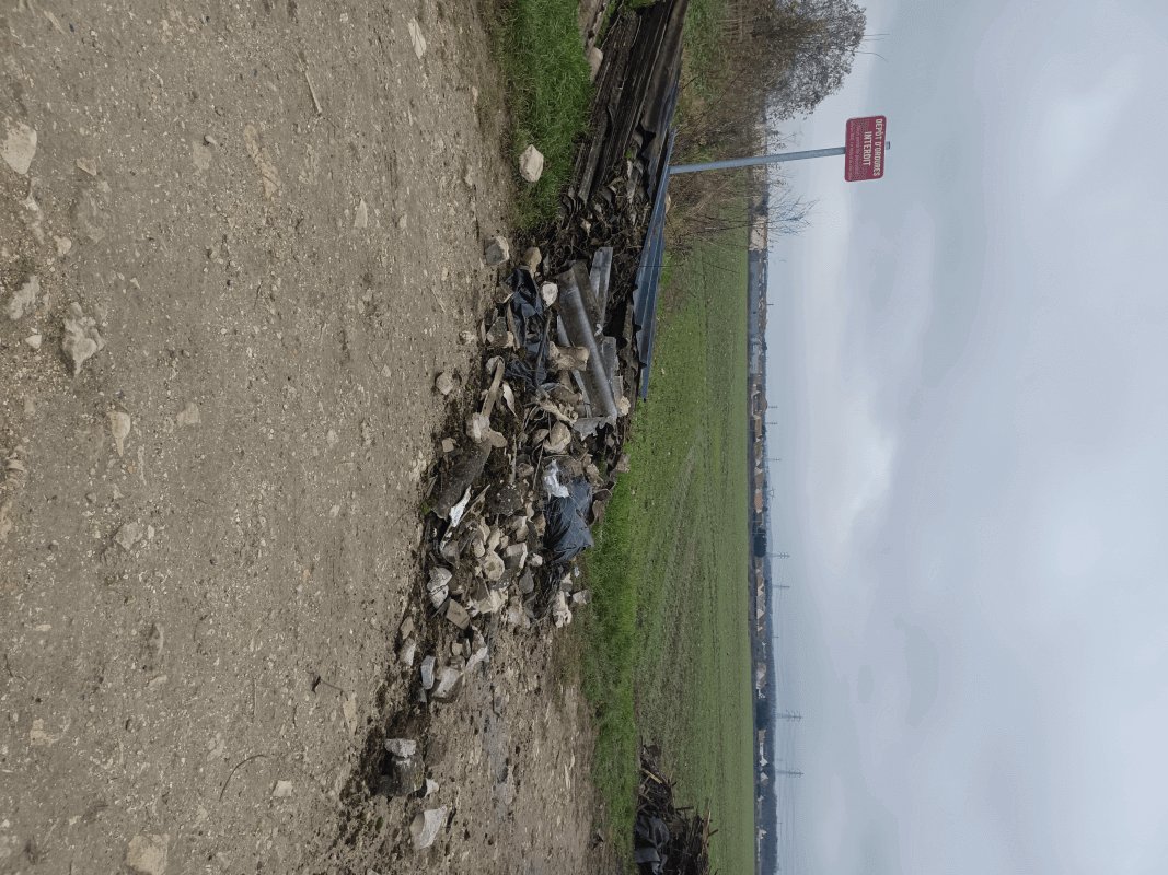 Dépôt sauvage, 47 Sente des Laveuses, Conflans-Sainte-Honorine