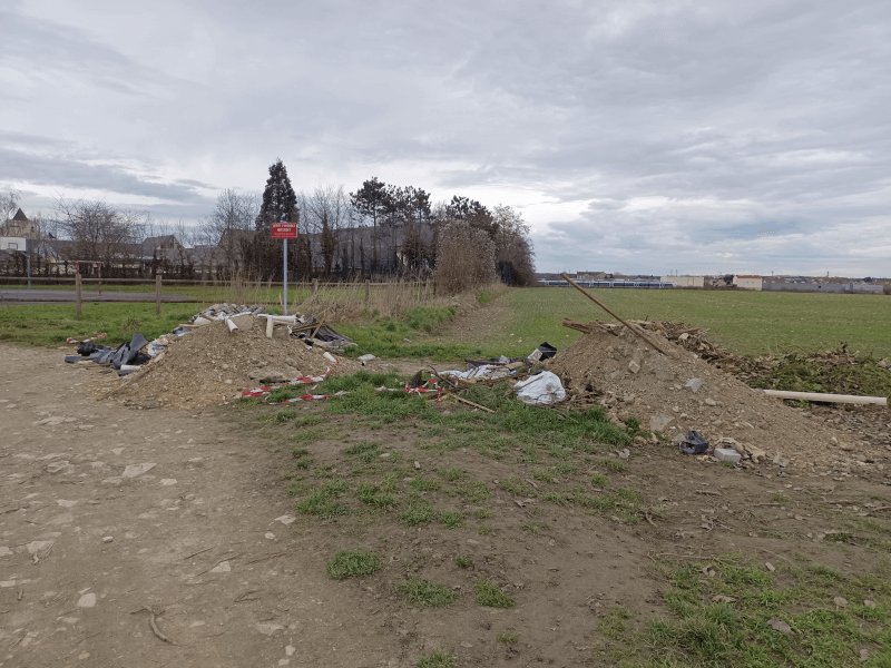 Dépôt sauvage, 47 Sente des Laveuses, Conflans-Sainte-Honorine