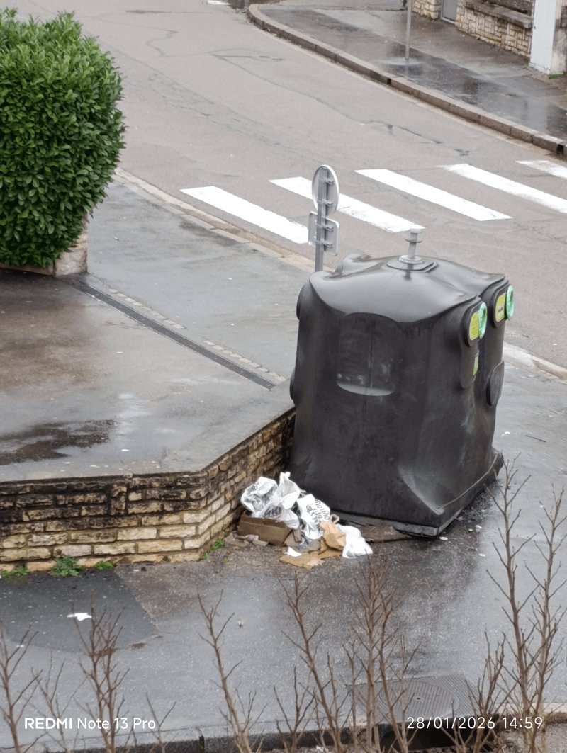 Dépôt sauvage, 1 Rue de Beaune, Dijon : avant