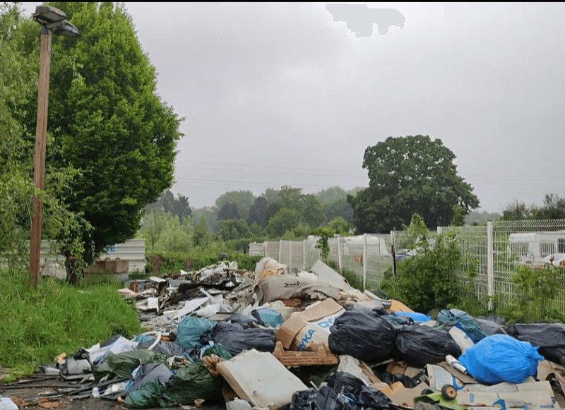 Dépôt sauvage, M 952, Ennetières-en-Weppes