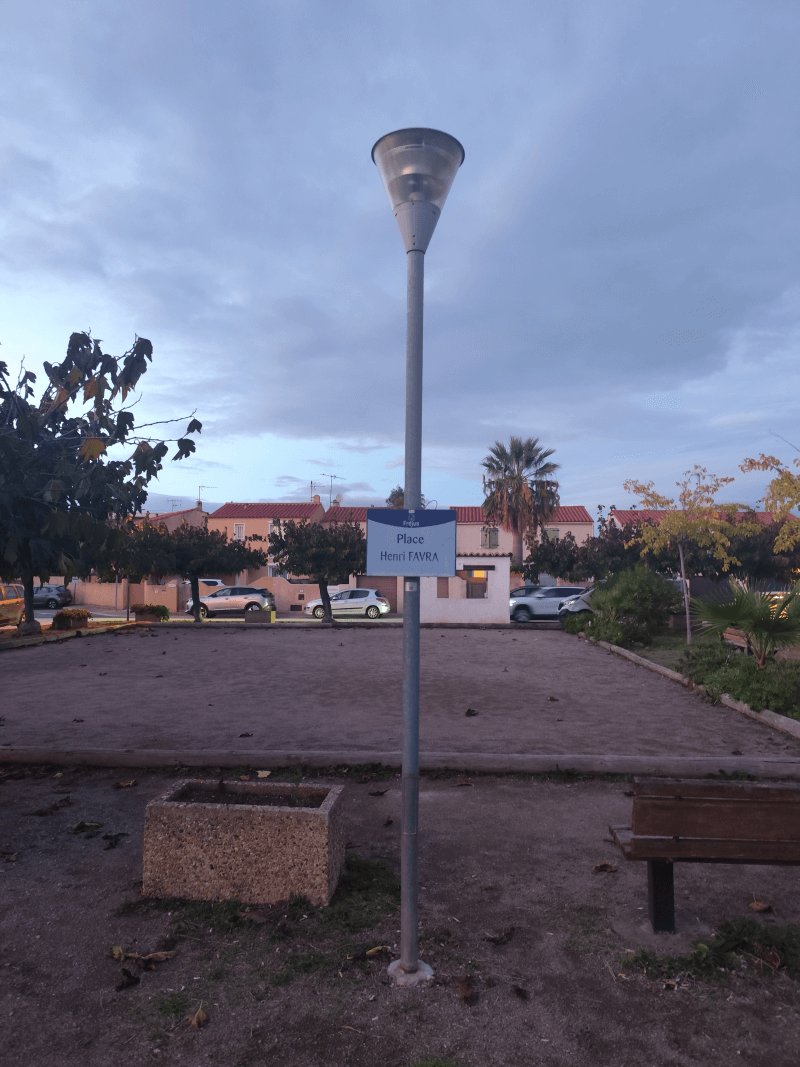 Voirie, éclairage, 90 Place Henri Favra, Fréjus