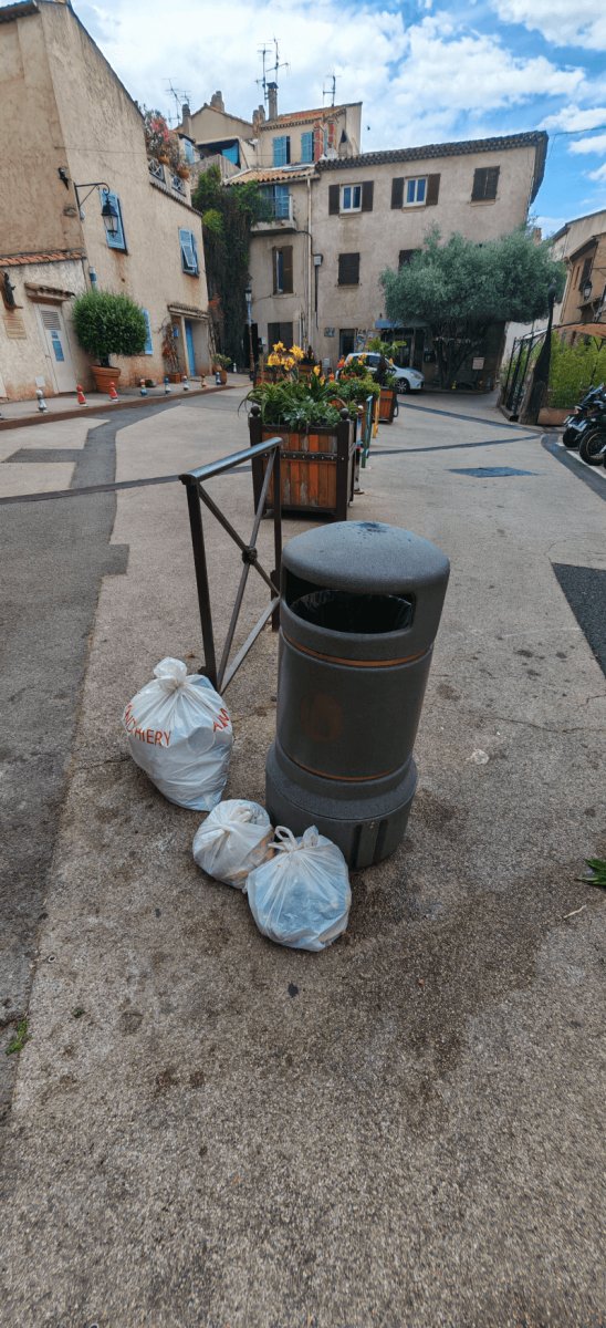 Dépôt sauvage, Place Saint-François de Paule, Fréjus