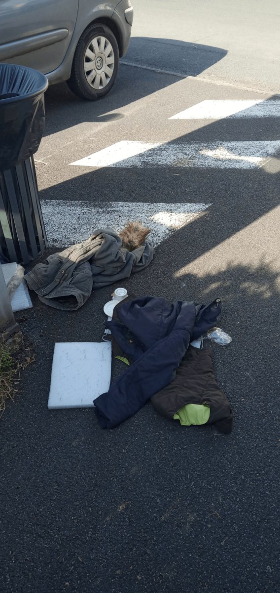 Dépôt sauvage, Place de la Gare, La Rochefoucauld-en-Angoumois