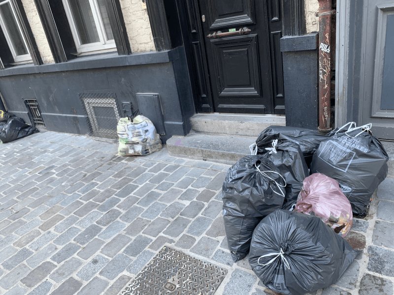 Dépôt sauvage, 6 Parvis Saint-Michel, Lille