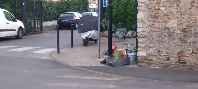 Dépôt sauvage, 8 Rue Albert Jacquard, Limeil-Brévannes