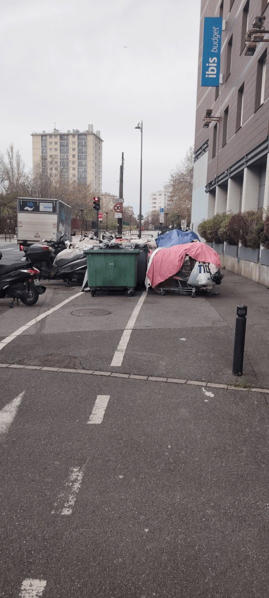 Dépôt sauvage, 134 Rue de Lagny, Montreuil