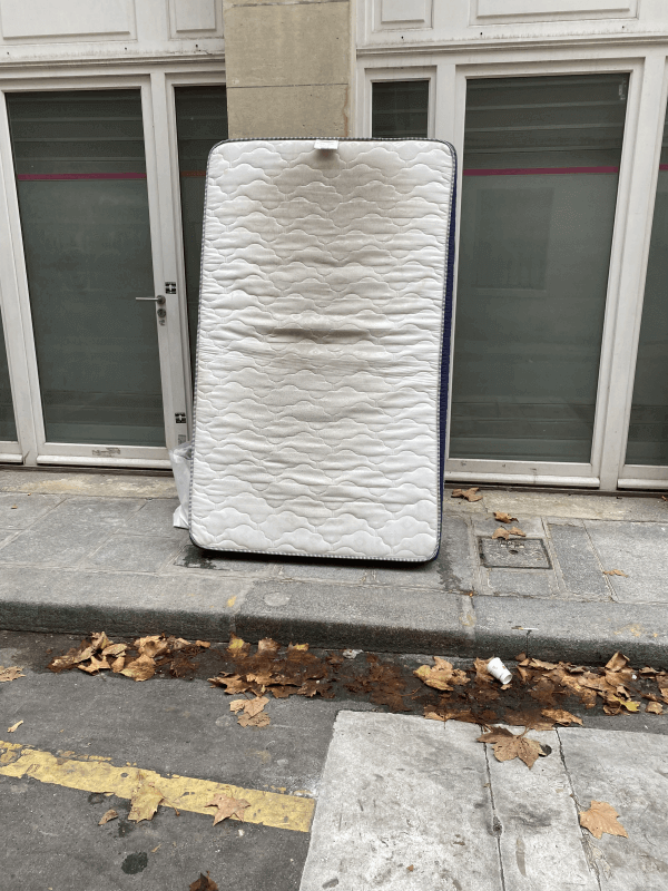 Signalement à Paris