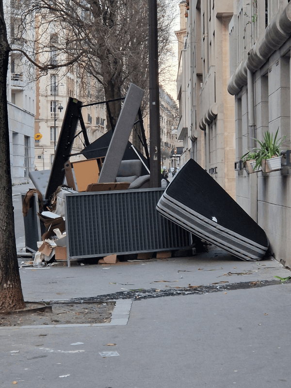 Signalement à Paris