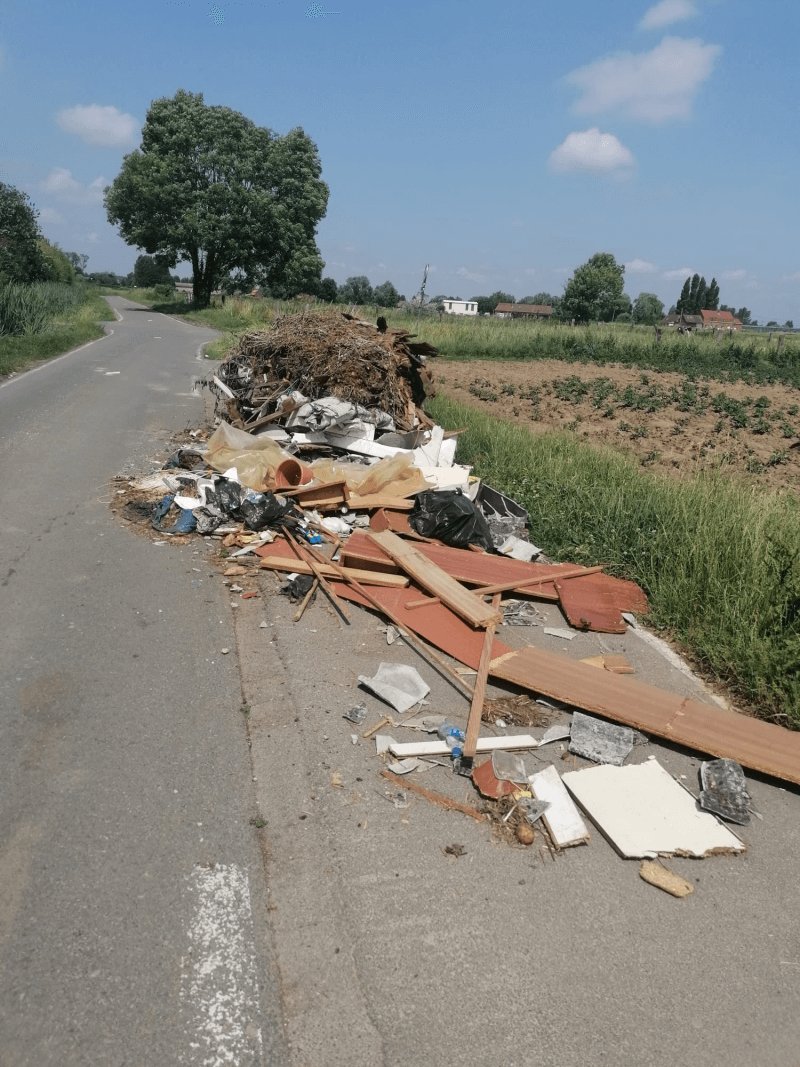 Dépôt sauvage, 36 Chemin du Temple, Pérenchies : avant