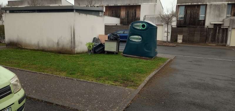 Dépôt sauvage, 38 Rue des Champs de Saint-Pierre, Poitiers