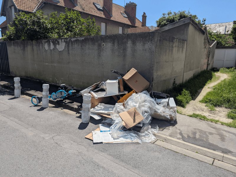 Dépôt sauvage, 12 Rue Arthur Décès, Reims