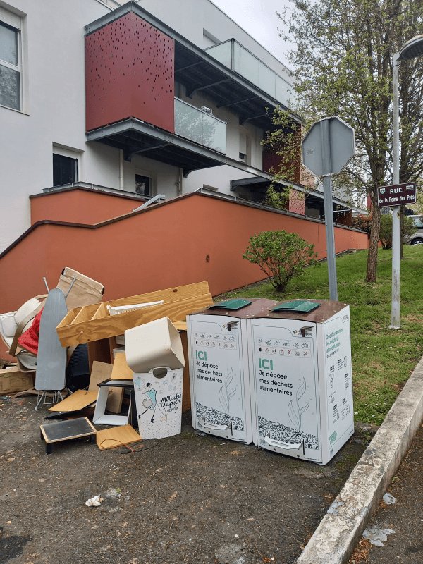 Dépôt sauvage, Rue de la Reine des Prés, Rezé