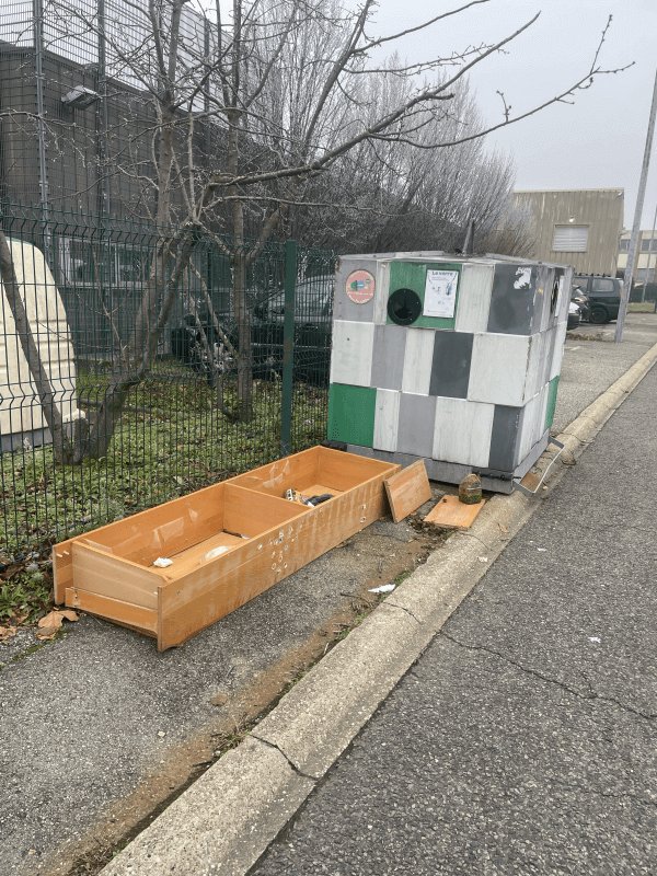 Dépôt sauvage, 140 Avenue de l'industrie, Rillieux-la-Pape