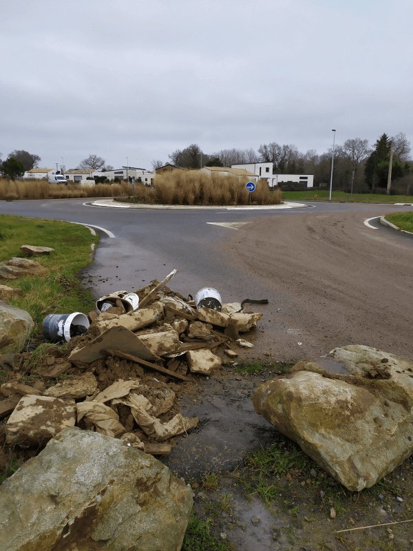 Dépôt sauvage, 51 Route de la Limouzinière, La Roche-sur-Yon : avant