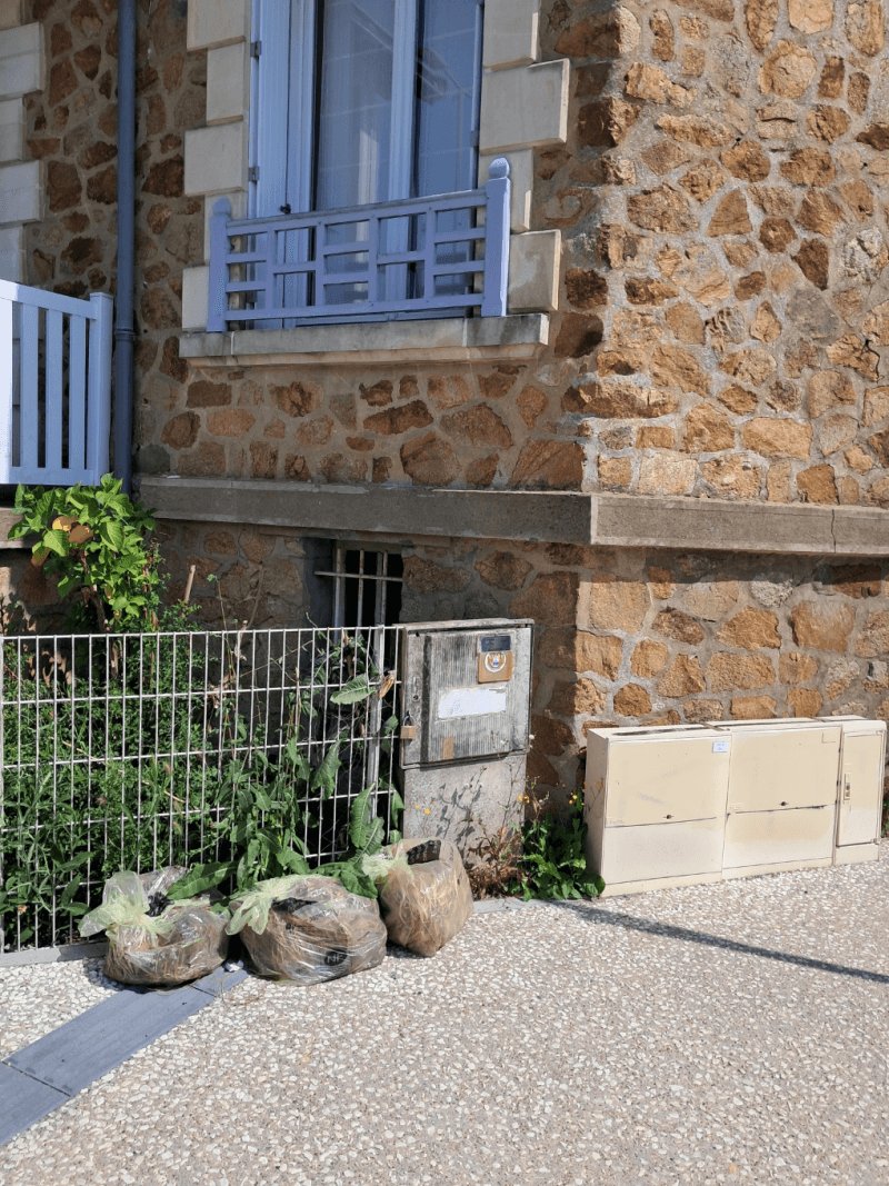 Dépôt sauvage, 83 Rue Roger Salengro, La Roche-sur-Yon