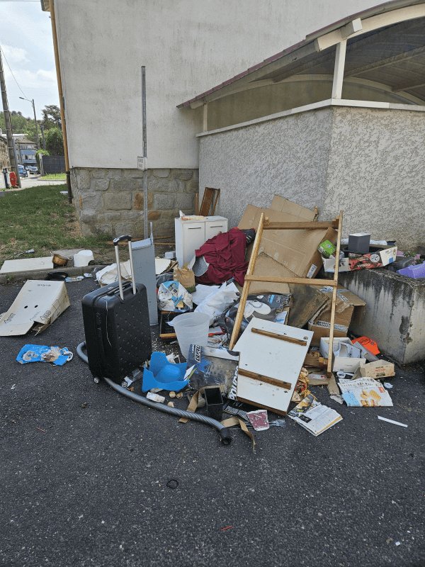 Dépôt sauvage, 68 Rue de la Roche du Geai, Saint-Étienne