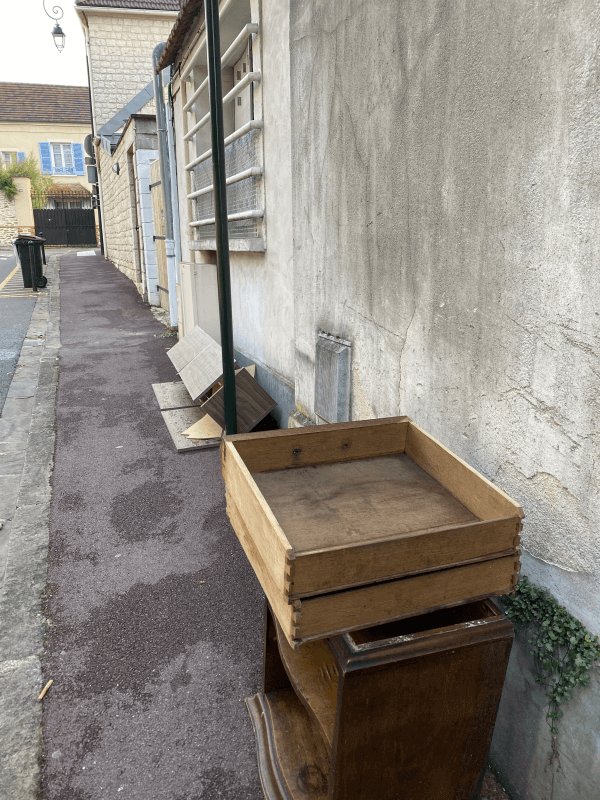 Dépôt sauvage, 6 Rue Hoche, Saint-Leu-la-Forêt