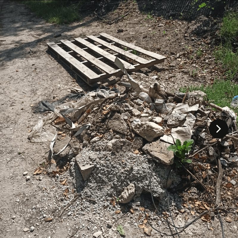 Dépôt sauvage, 10 Chemin du Camp des Lanciers, Saint-Médard-en-Jalles