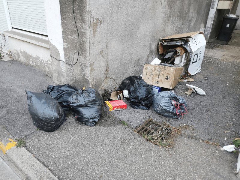 Dépôt sauvage, 8 Rue Sainte-Élisabeth, Thionville