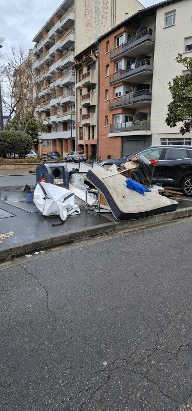 Dépôt sauvage, 2 Place Saint-Julien, Toulouse