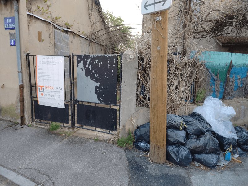 Dépôt sauvage, 4 Rue Jean Jaurès, Vaulx-en-Velin