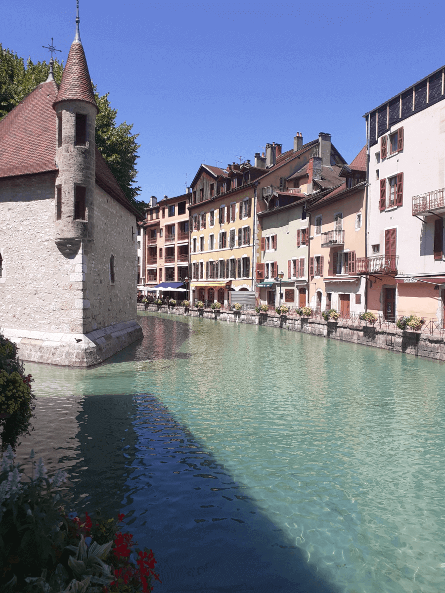 Canal du Thiou en face du Palais de l'île 