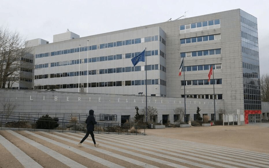 Place Olympe de gouges (entrée mairie de Cergy)