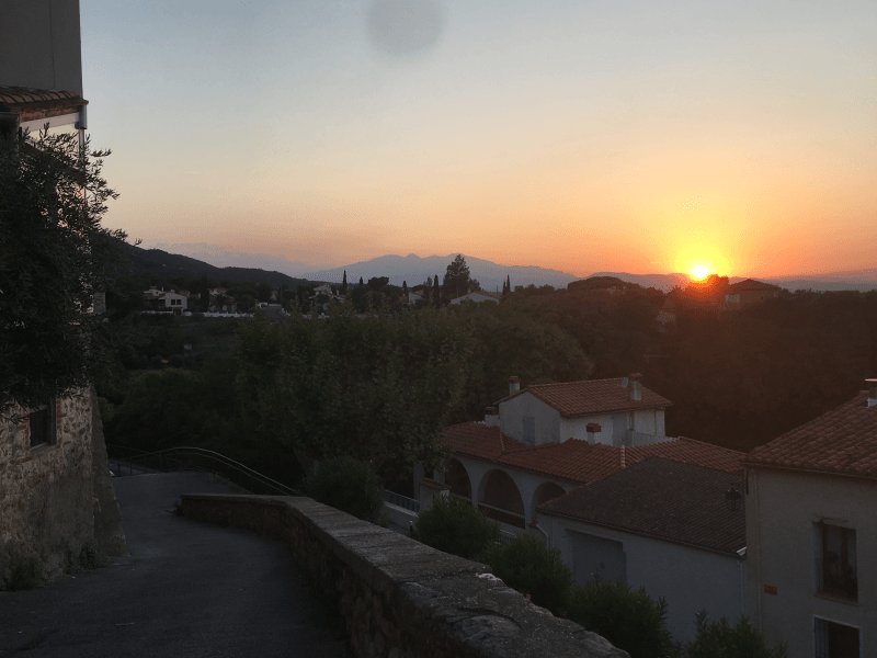 Le Canigou depuis le vieux village de Laroque-des-Albères, Laroque-des-Albères